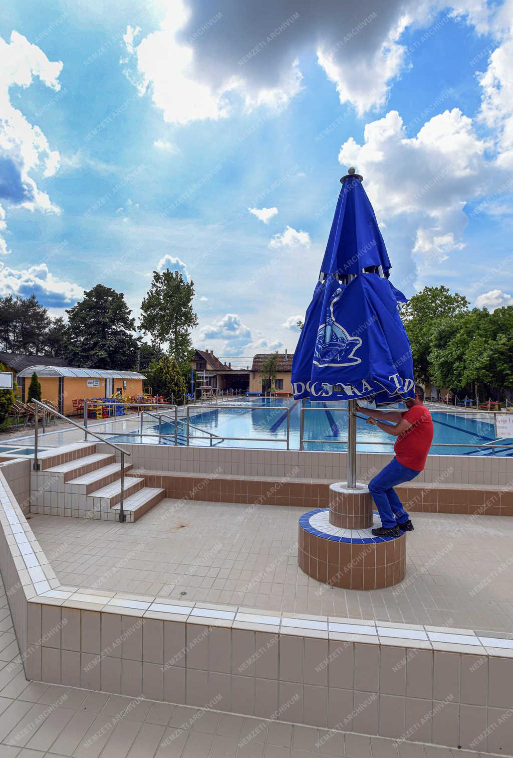 Szabadidő - Debrecen - Strand nyitás előtt