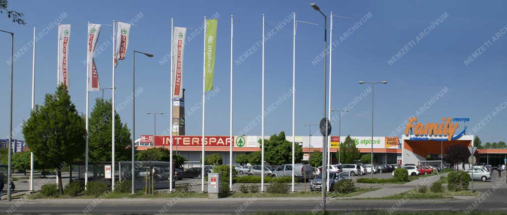 Kereskedelem - Budapest - Interspar hipermarket és a Family Center 