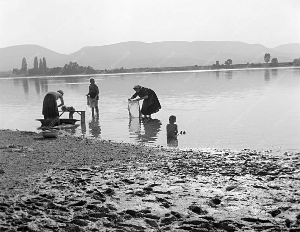 Életkép - Nagymosás a Dunában Sződligetnél