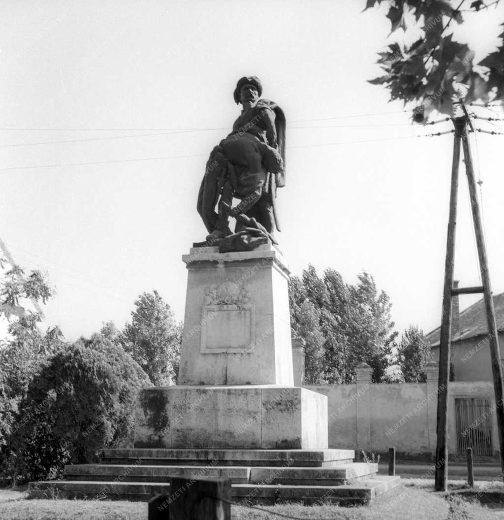 Városkép - I. világháborús emlékmű Hajdúböszörményben