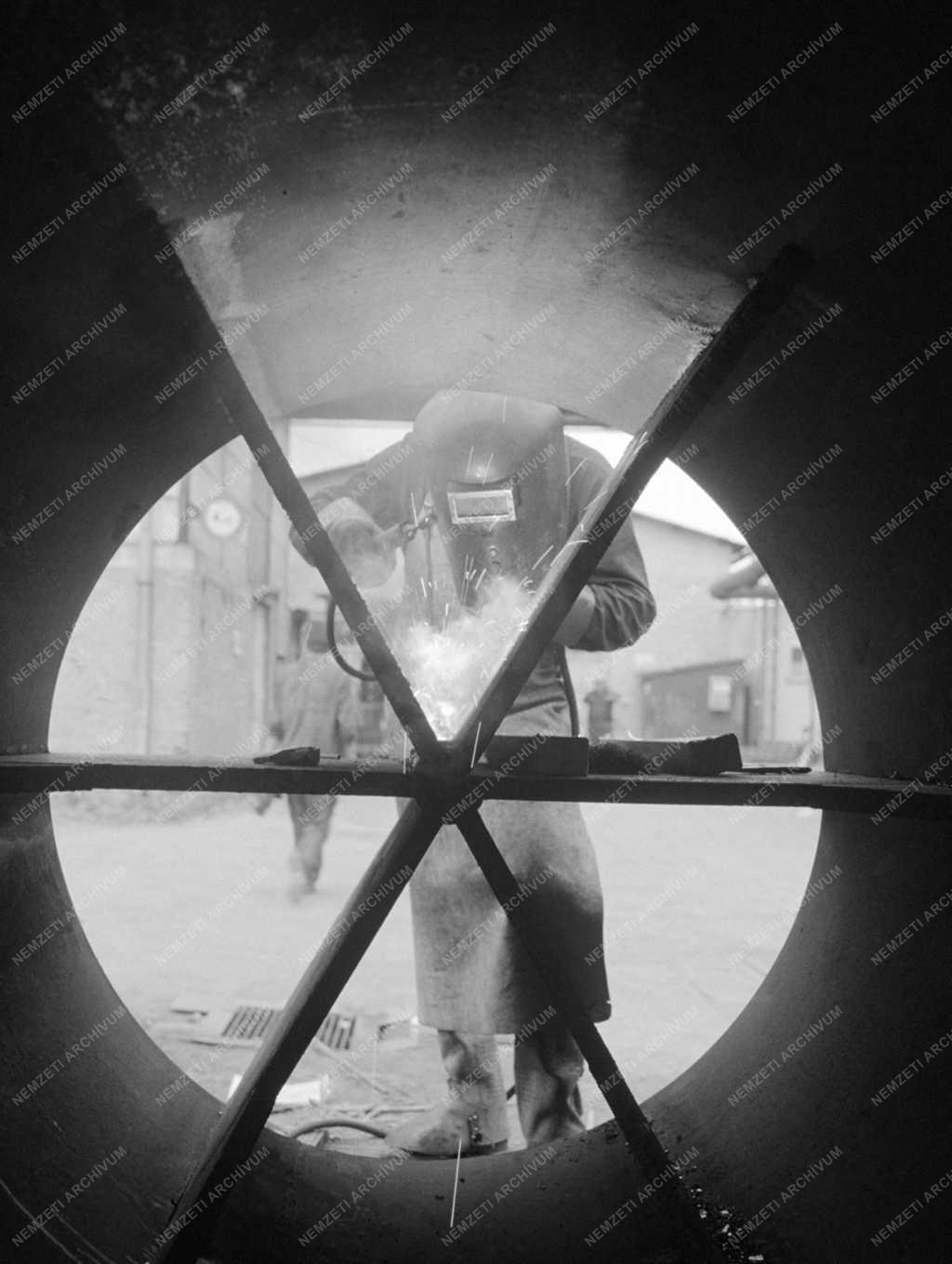 Ipar - Hidroglóbusz gyártás a Fémmunkás Vállalatnál