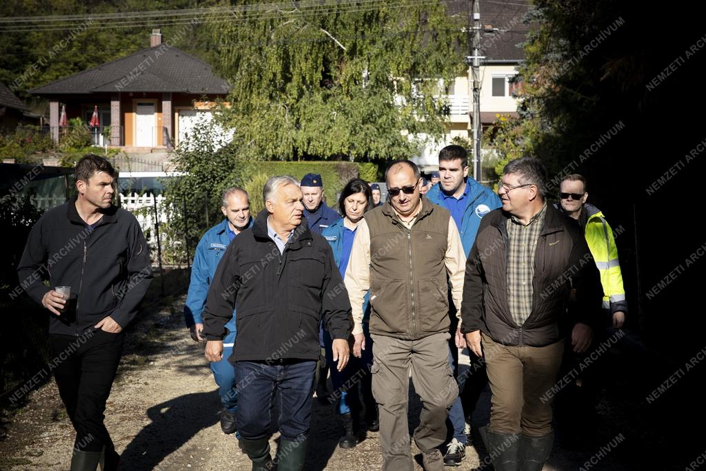 Árvíz - A Duna főváros alatti szakaszán folytatta az árvízvédelmi munka ellenőrzését Orbán Viktor