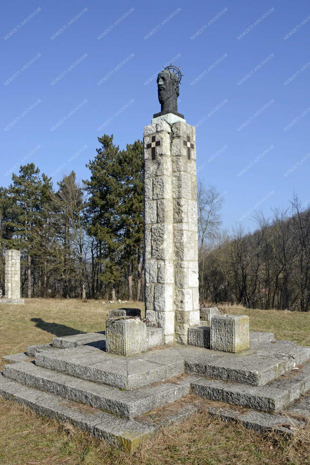 Emlékmű - Zebegény - Országzászló-emlékműegyüttes