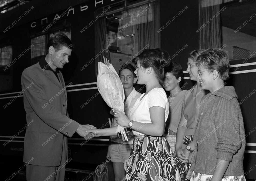 Sport - A kajak-kenu válogatott tagjai a Keleti pályaudvaron