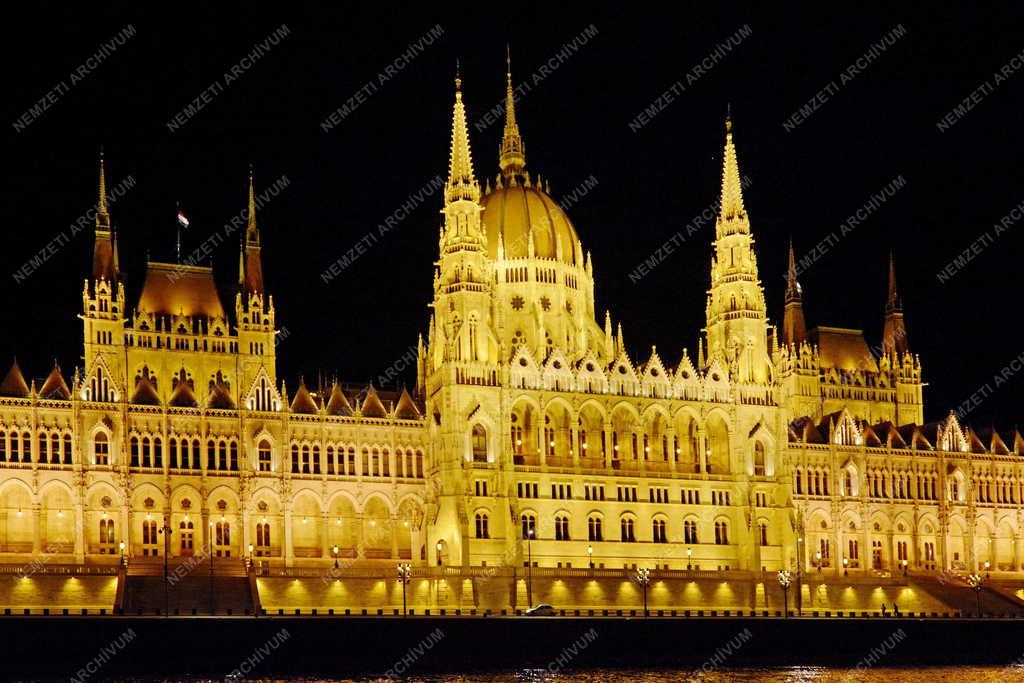 Épület - Budapest - A Parlament esti kivilágításban