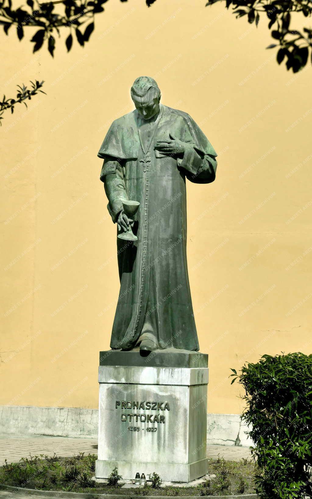 Városkép - Prohászka Ottokár szobra Székesfehérváron