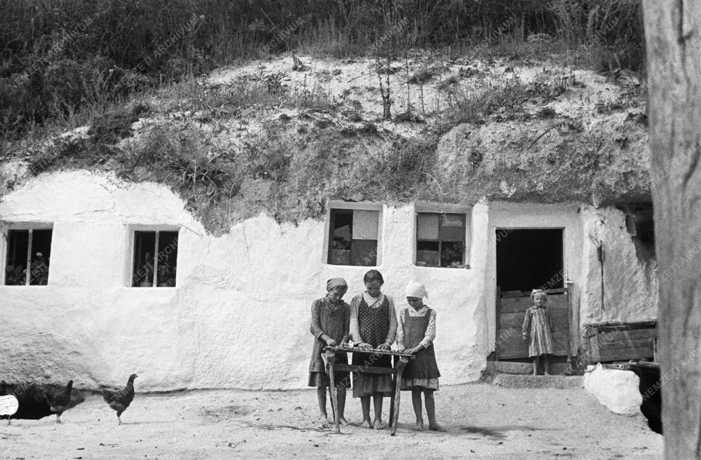 Történelem - Gyerekek a tibolddaróci barlanglakásoknál