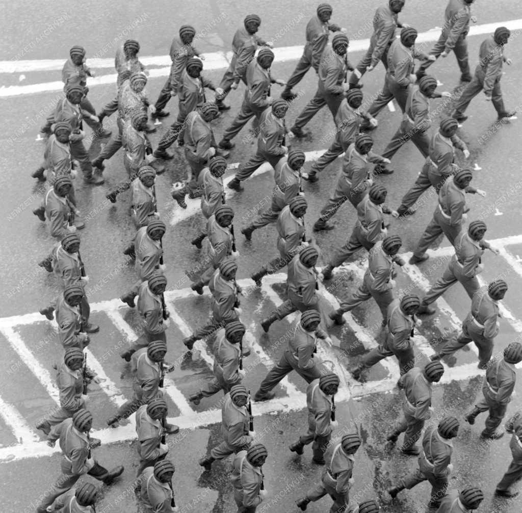 Ünnep - A fegyveres erők felvonulása április 4-én 