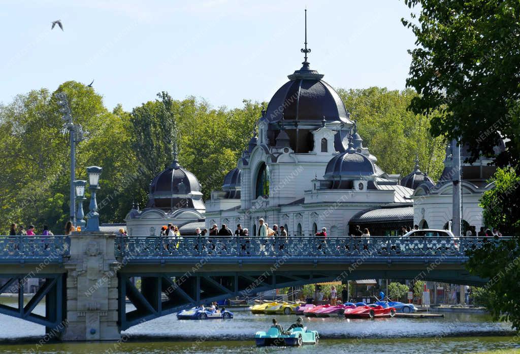 Városkép - Budapest - A Városligeti-tó és hídja