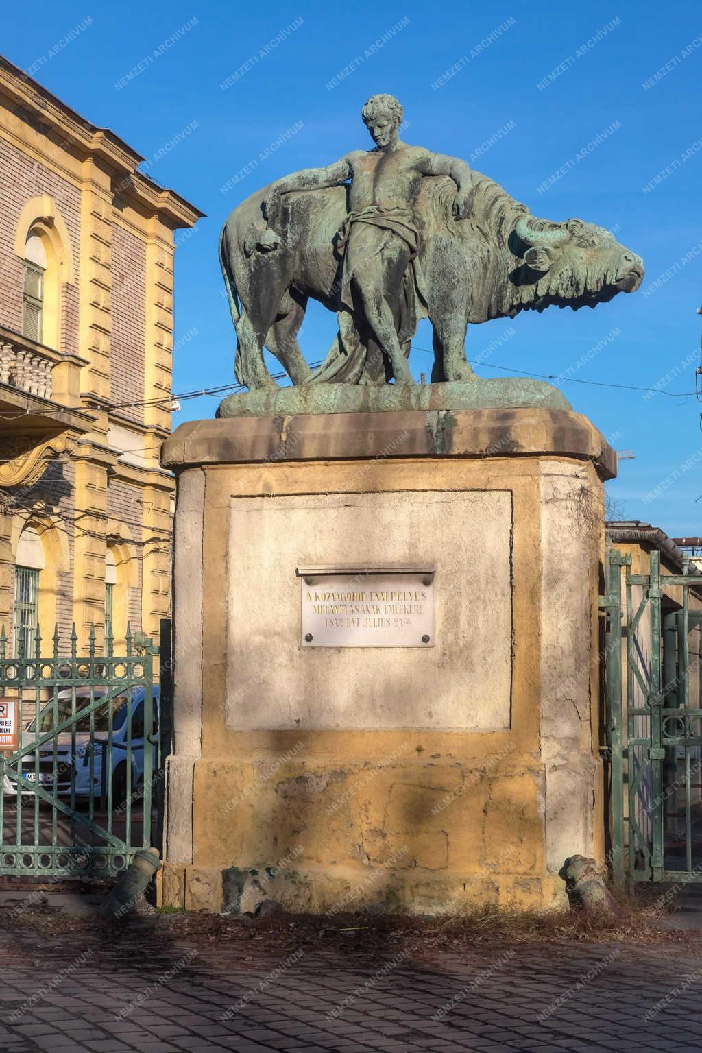 Műalkotás - Budapest - A Közvágóhíd bejáratát őrző szobor