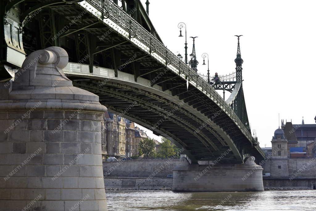Közlekedési létesítmény - A Szabadság híd