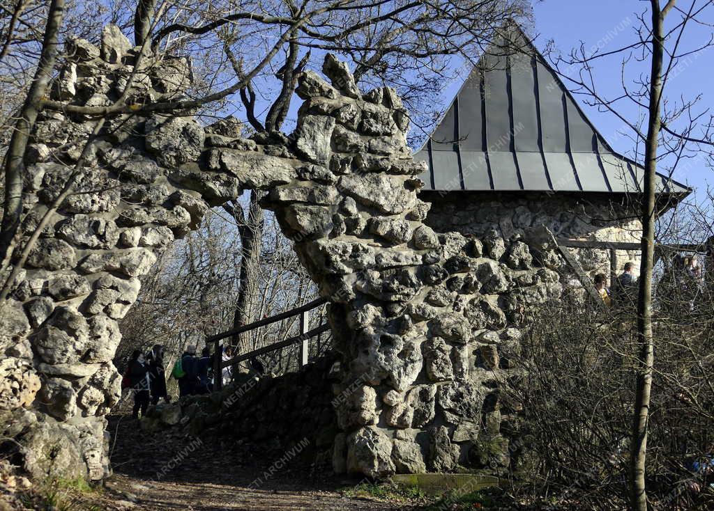 Turizmus - Budapest - Természetjárók az Árpád-kilátónál