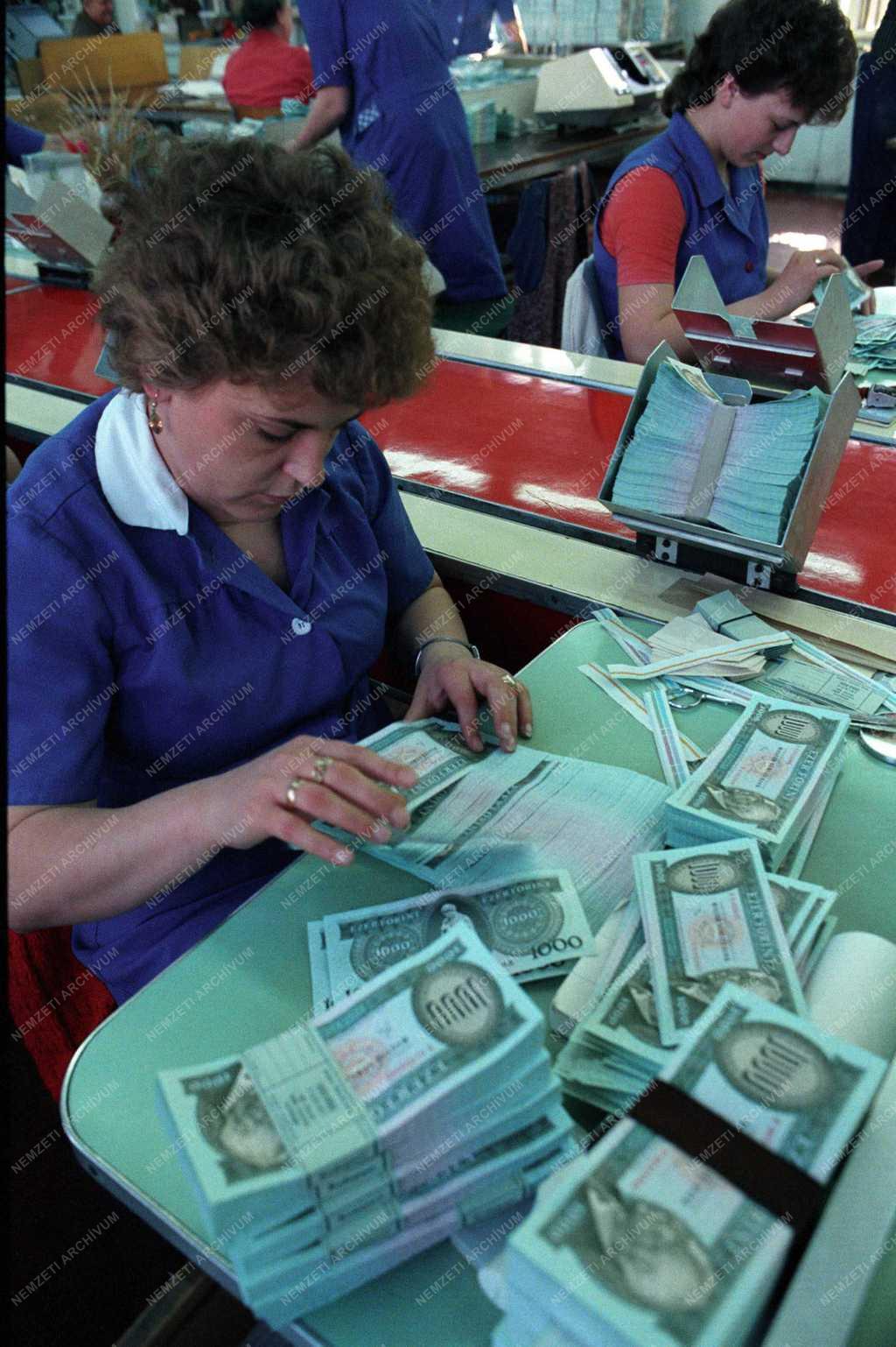 Pénzügy - Hatvanéves a forint
