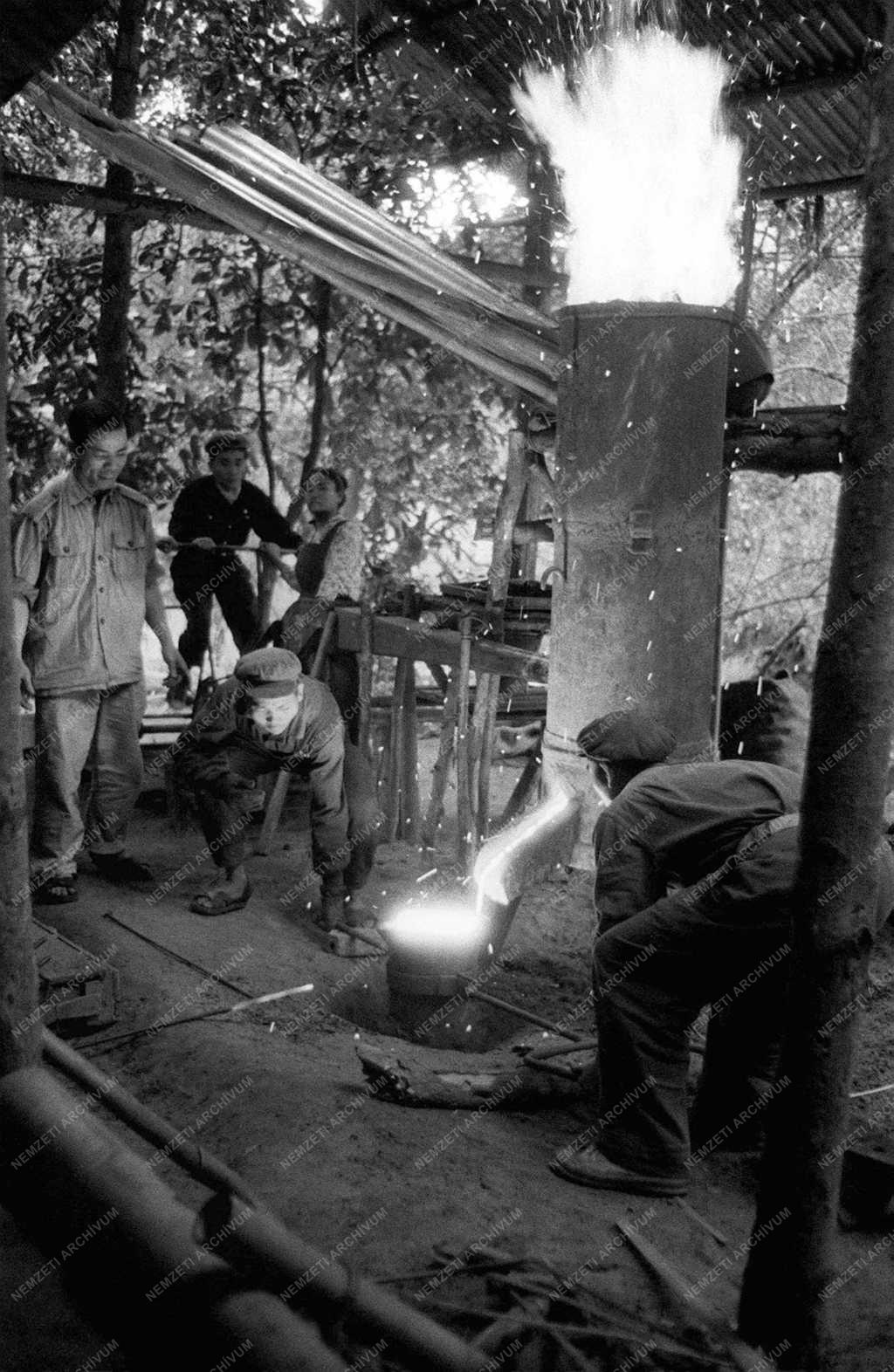 Vietnami háború - Szerszámokat készítenek a bombákból