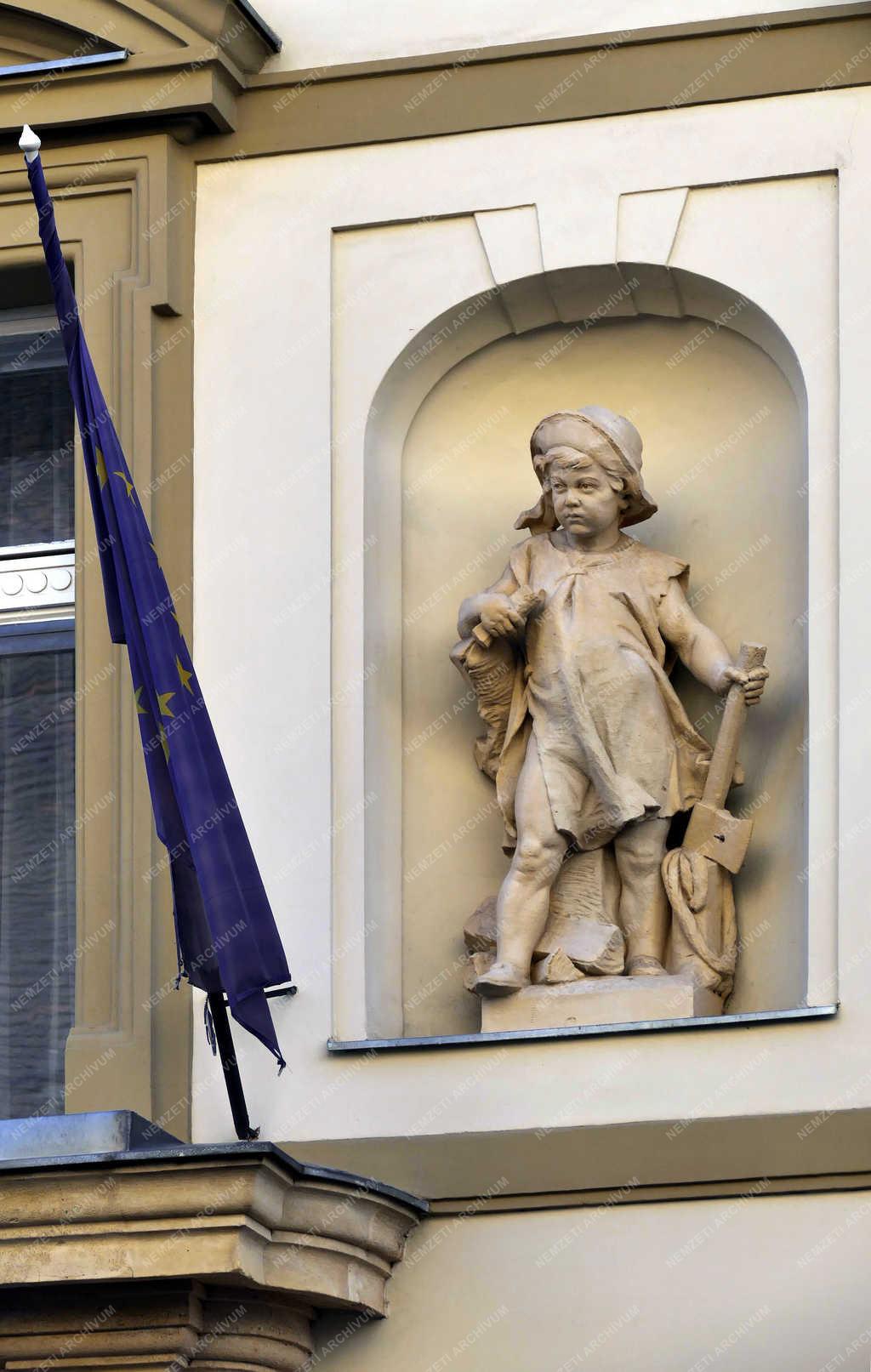 Műalkotás - Budapest - Szobordísz egy Úri utcai épületen