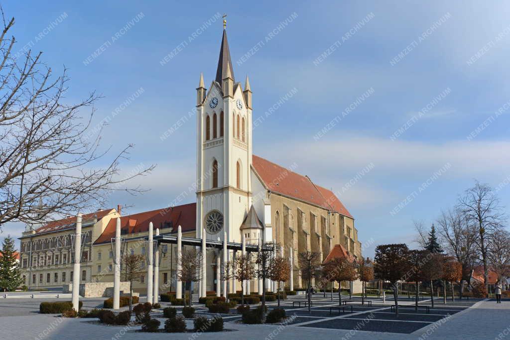 Egyházi épület - Keszthely - A Magyarok Nagyasszonya templom