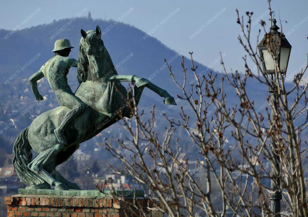 Városkép - Budapest - Emlékmű a budai várfalon