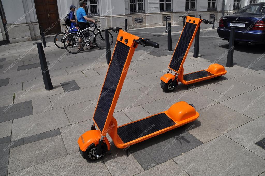 Közlekedés - Budapest - Napelemes e-roller