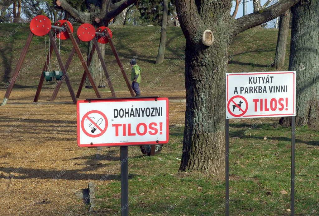 Egészségvédelem - Tiltó táblák a játszótérnél