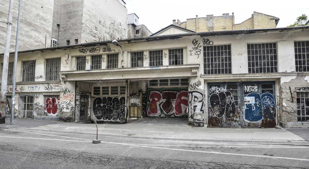 Városkép - Budapest - Elhagyott egykori autóműhely és garázs a Kinizsi utcában