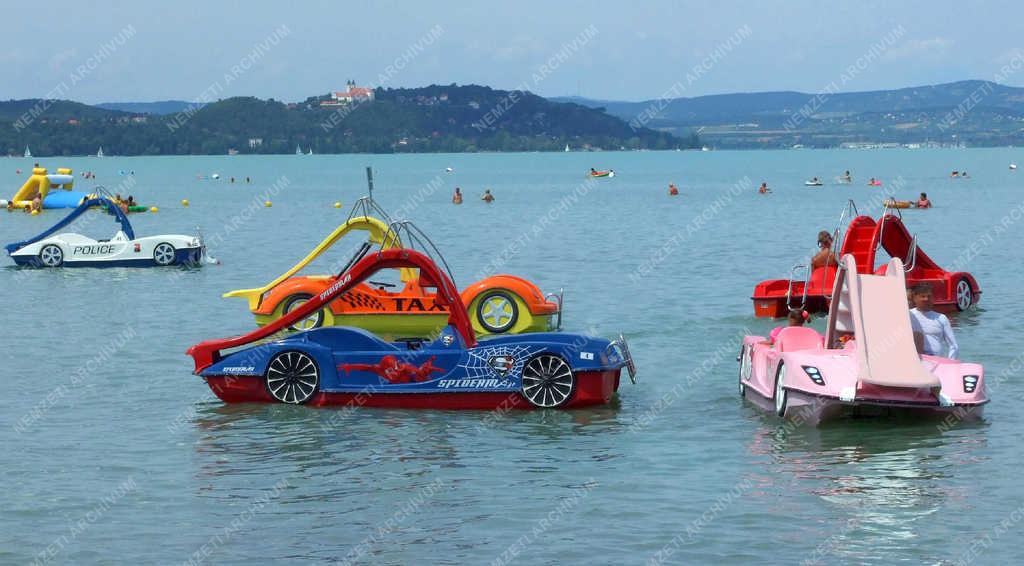 Tájkép - Zamárdi - Fürdőzők a Balatonban
