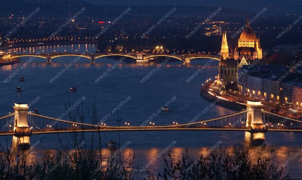 Budapest - Kivilágított hidak