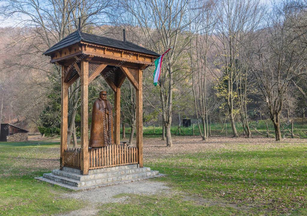 Emlékmű - Szilvásvárad - Kárpátok őre