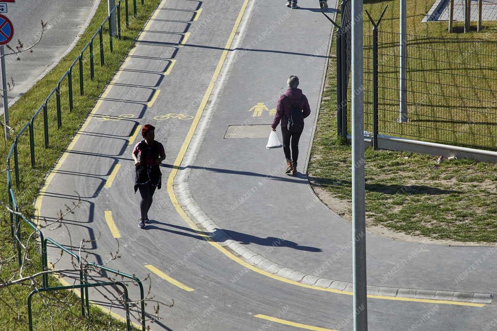 Közlekedés - Budapest - Gyalogosok és kerékpárosok között megosztott járda