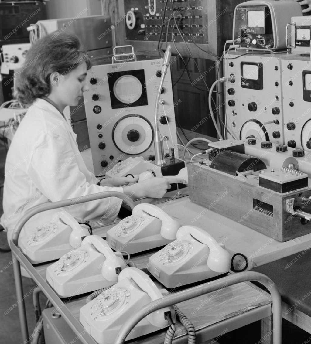 Ipar - Elektrotechnika - Modern telefonkészülékek a Telefongyártól 