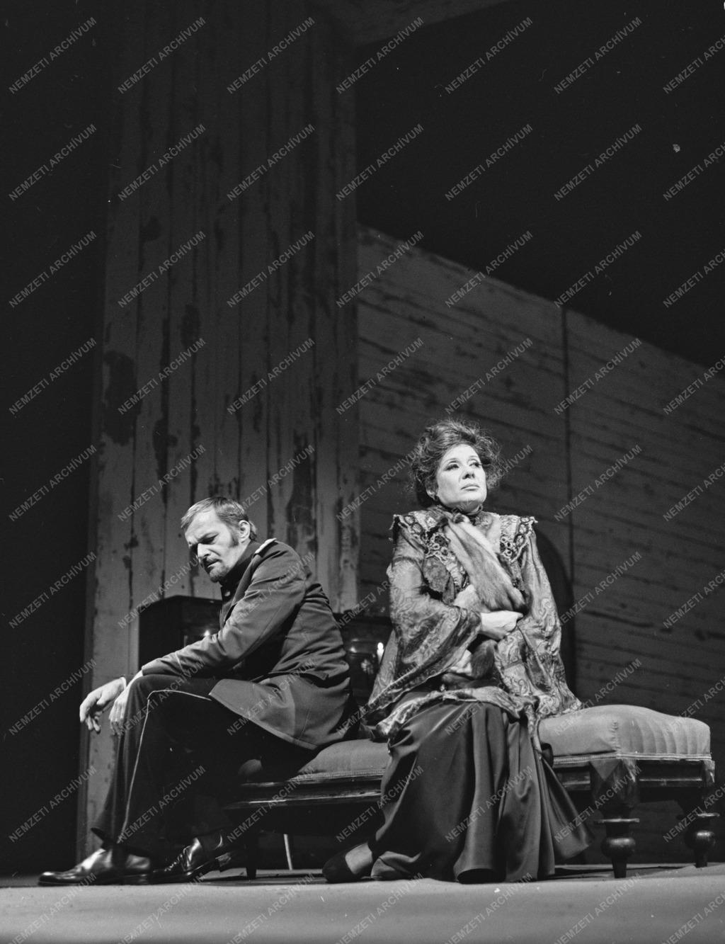 Kultúra -  Csehov: A három nővér című drámájának főpróbája a Vígszínházban