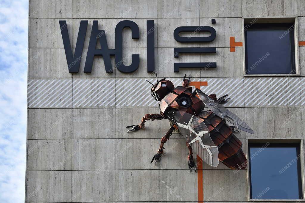 Városkép - Budapest - Darazsak alkotás a Váci 110 irodaházon