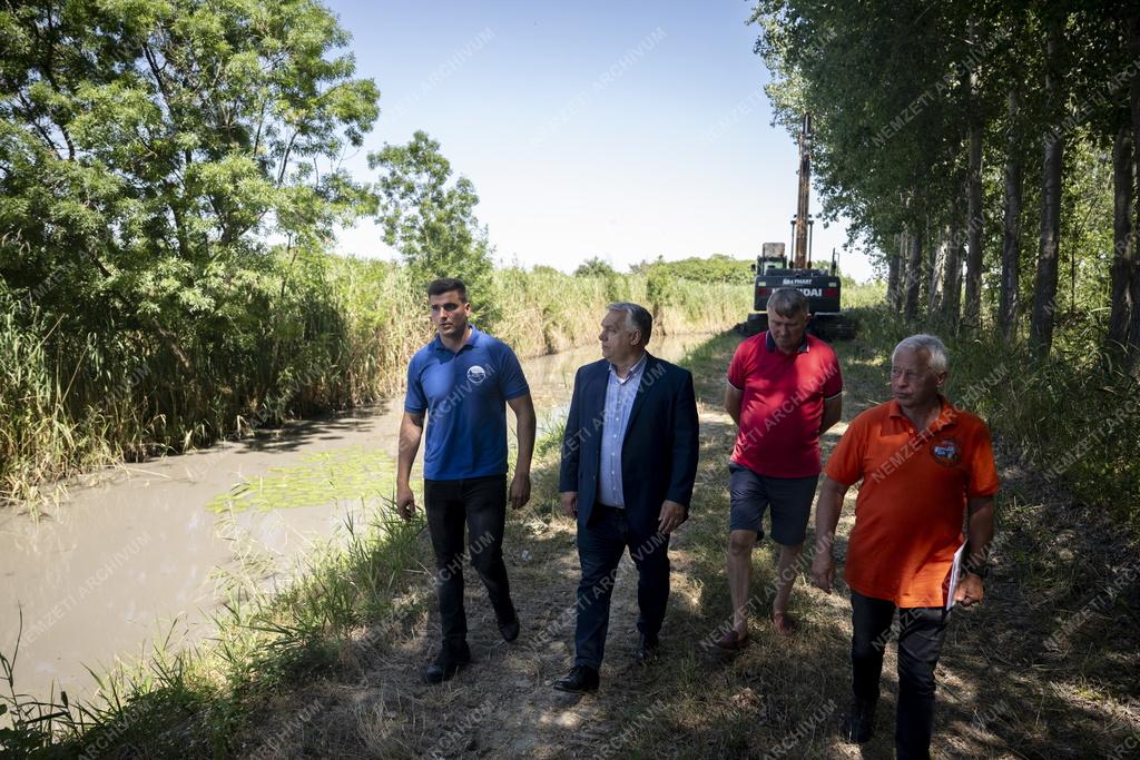 Orbán Viktor aszályvédelmi szemlét tartott Dunapatajon