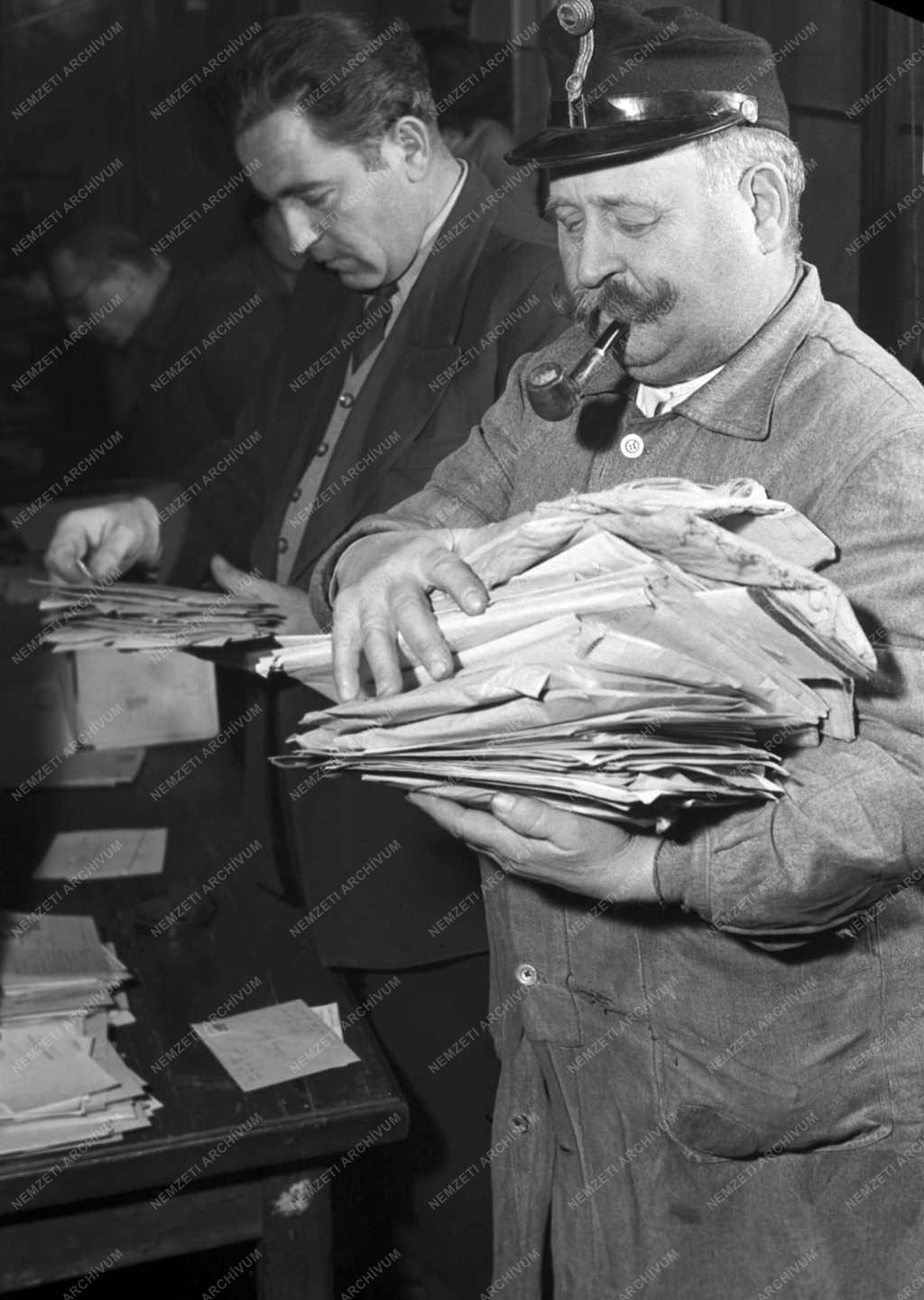 Posta - Munka a budapesti 4-es számú főpostán
