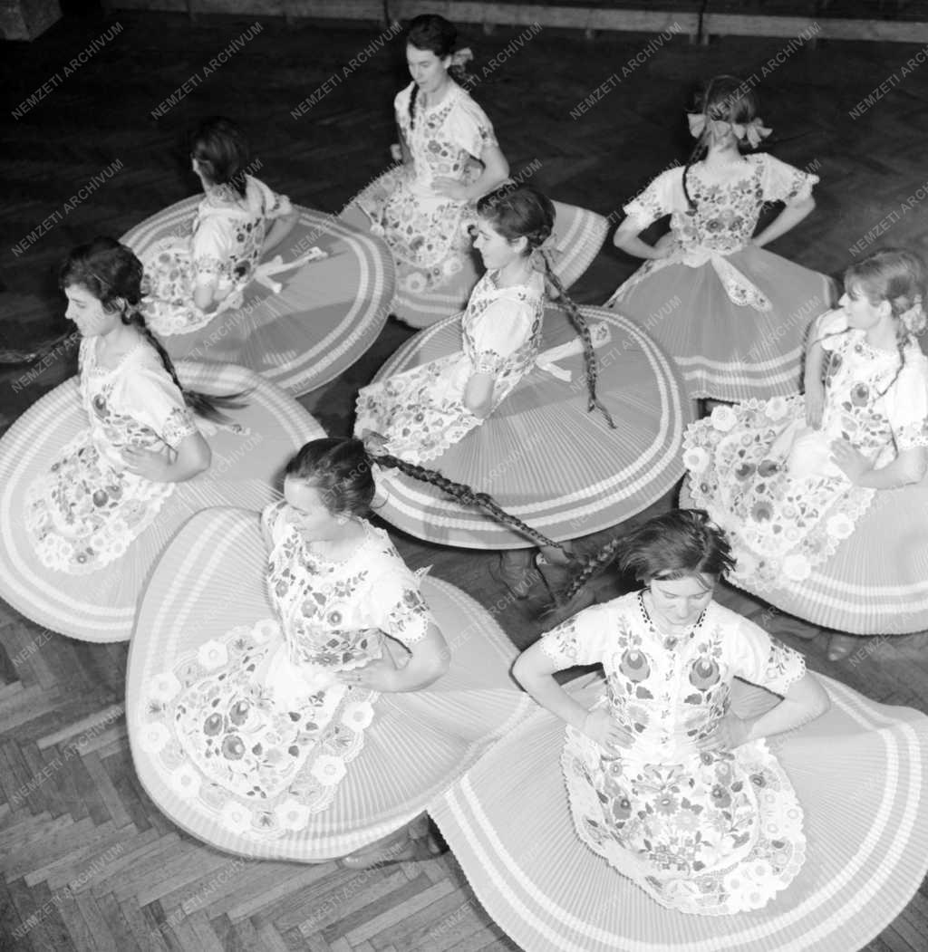 Kultúra - A dombóvári népi táncegyüttes bemutatója