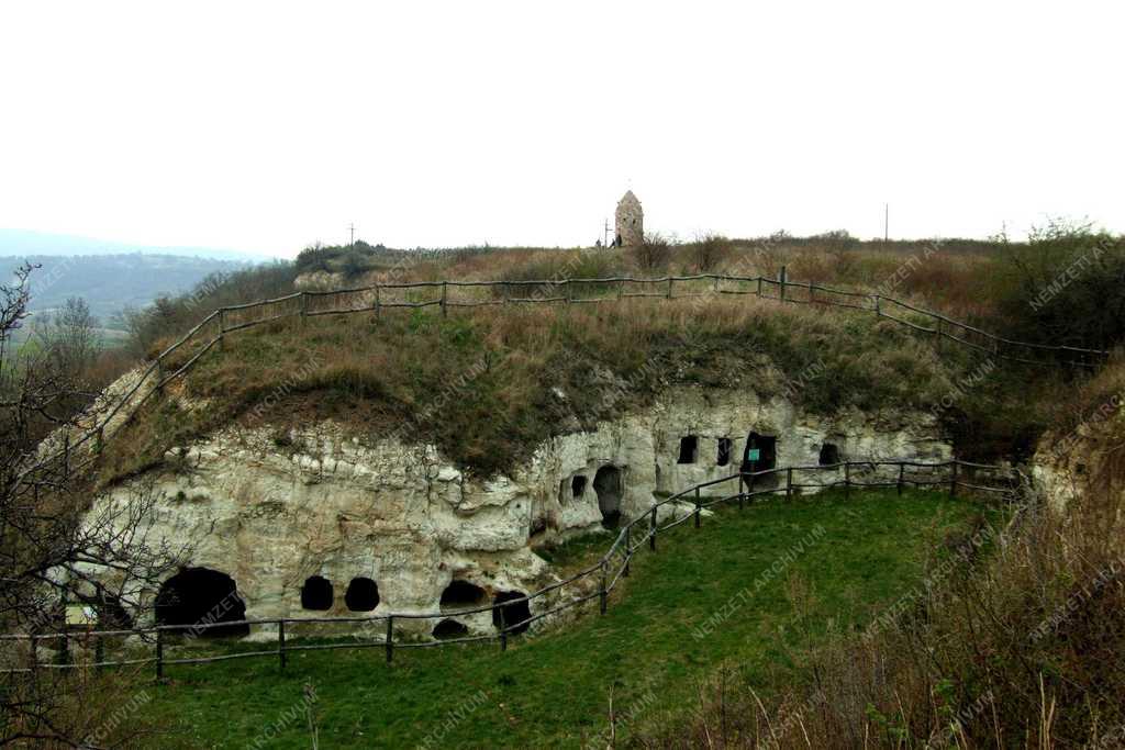 Szegénység - Barlanglakás