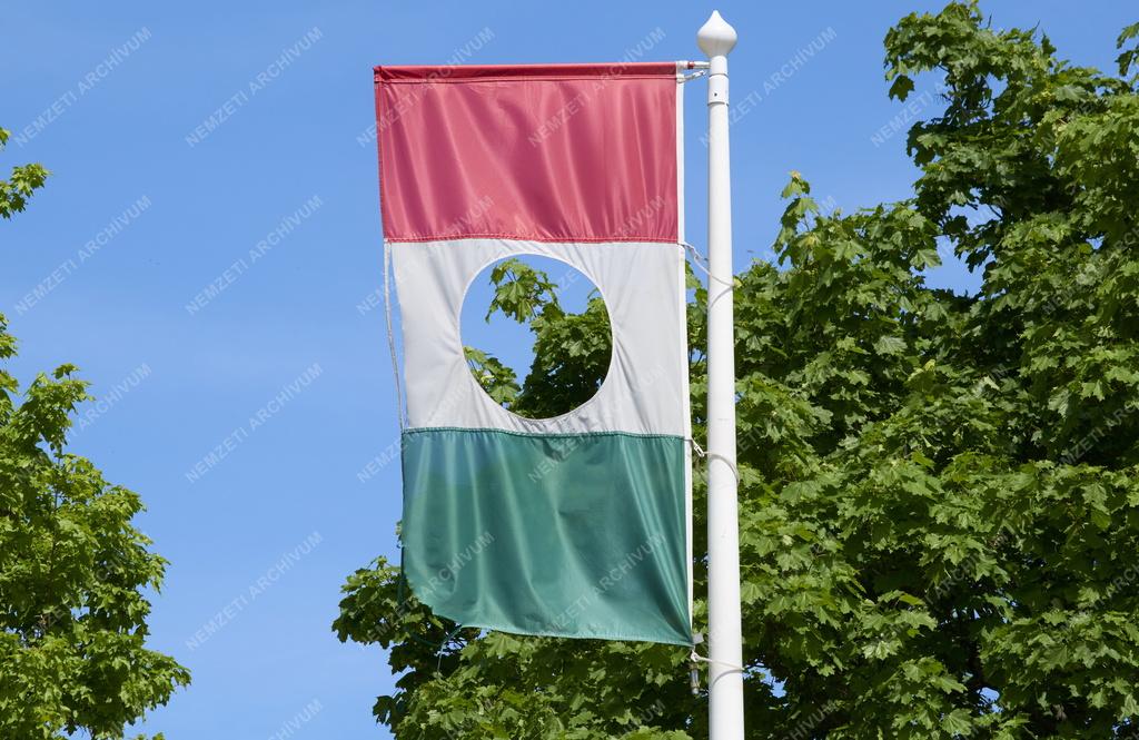 Városkép - Budapest - Lyukas zászló a Mansfeld Péter parkban