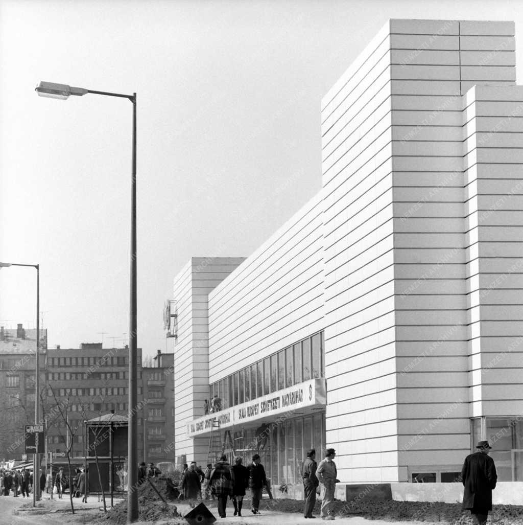 Építőipar - Megnyitás előtt a Skála Áruház