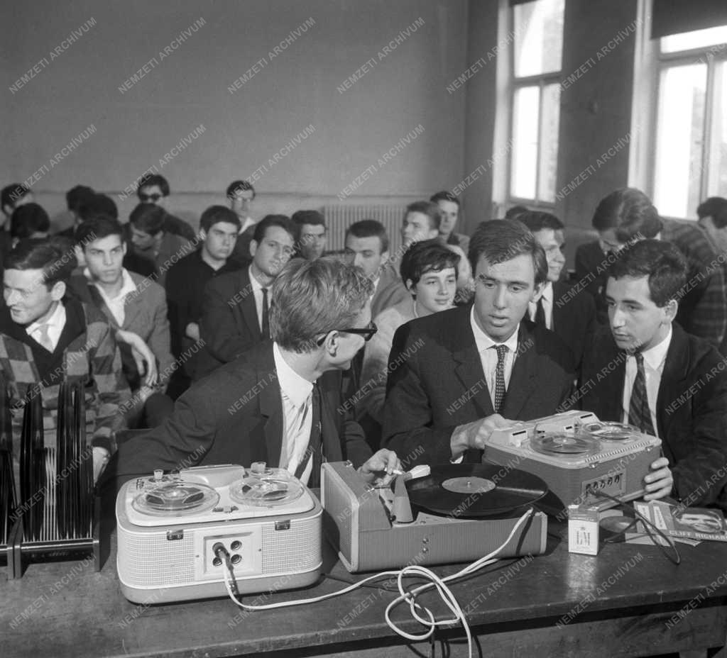 Szabadidő - Magnó-klub alakult a Fehérvári úton