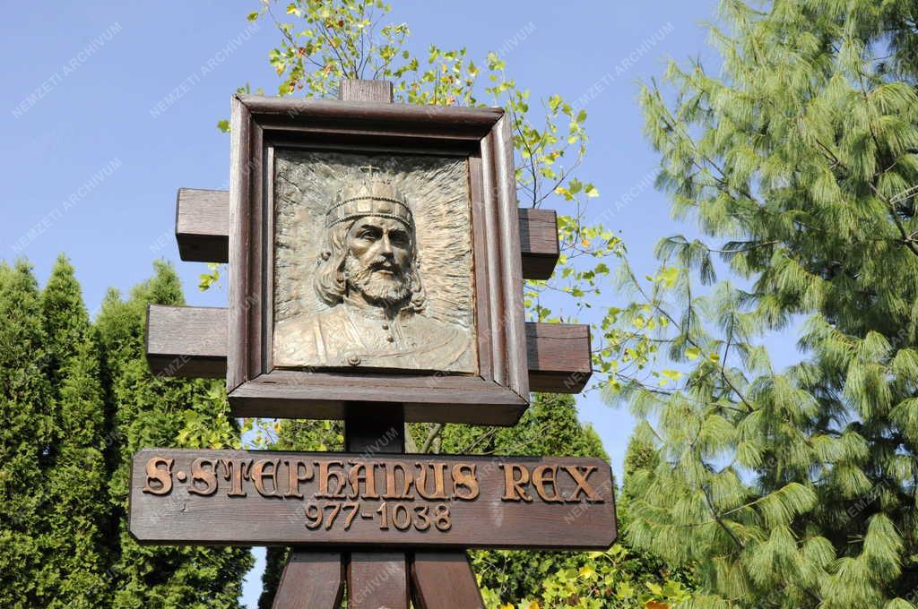 Szobrászat - Hévíz - Szent István király domborműve