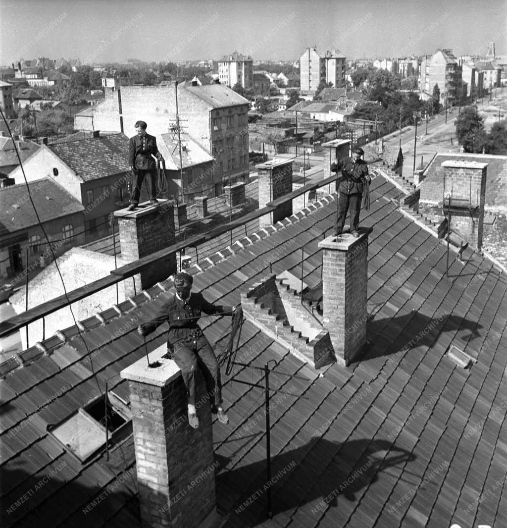Gazdaság - Kéményseprőnők Budapesten