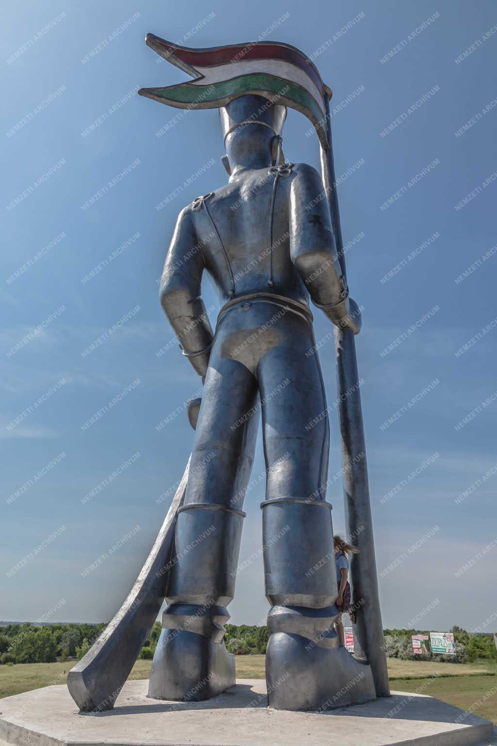 Köztéri szobor - Pákozd - Miskahuszár