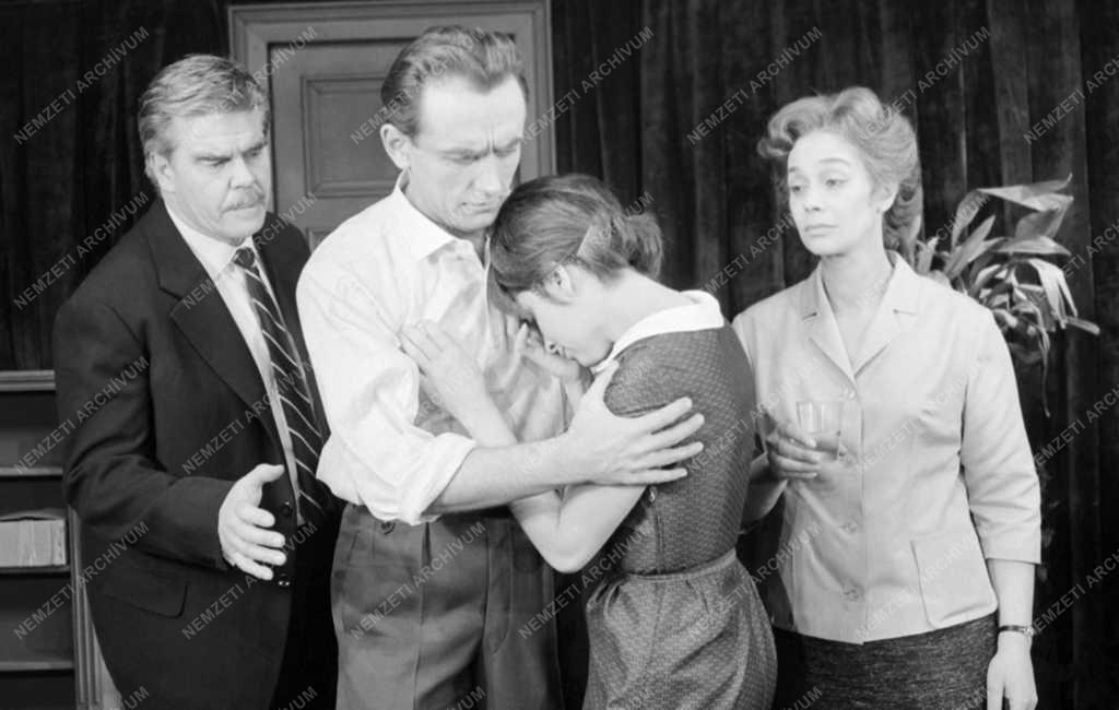 Kultúra - Madách Kamaraszínház - Kamondy László: Vád és varázslat