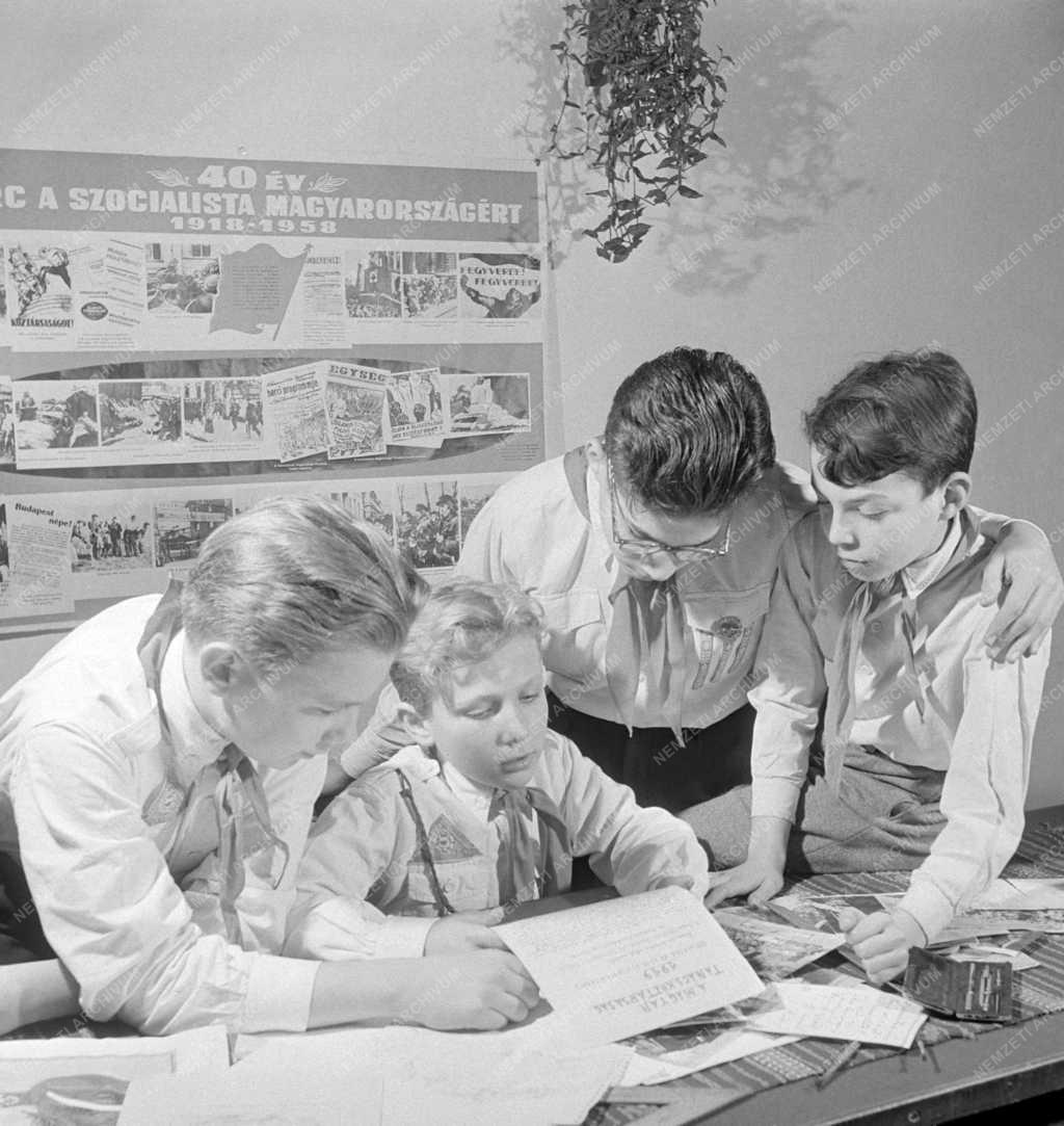 Oktatás - Szervezet - Úttörők beszélgetnek