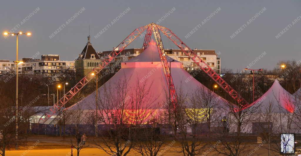 Városkép - Budapest - A Müpa Sátor esti színes kivilágításban