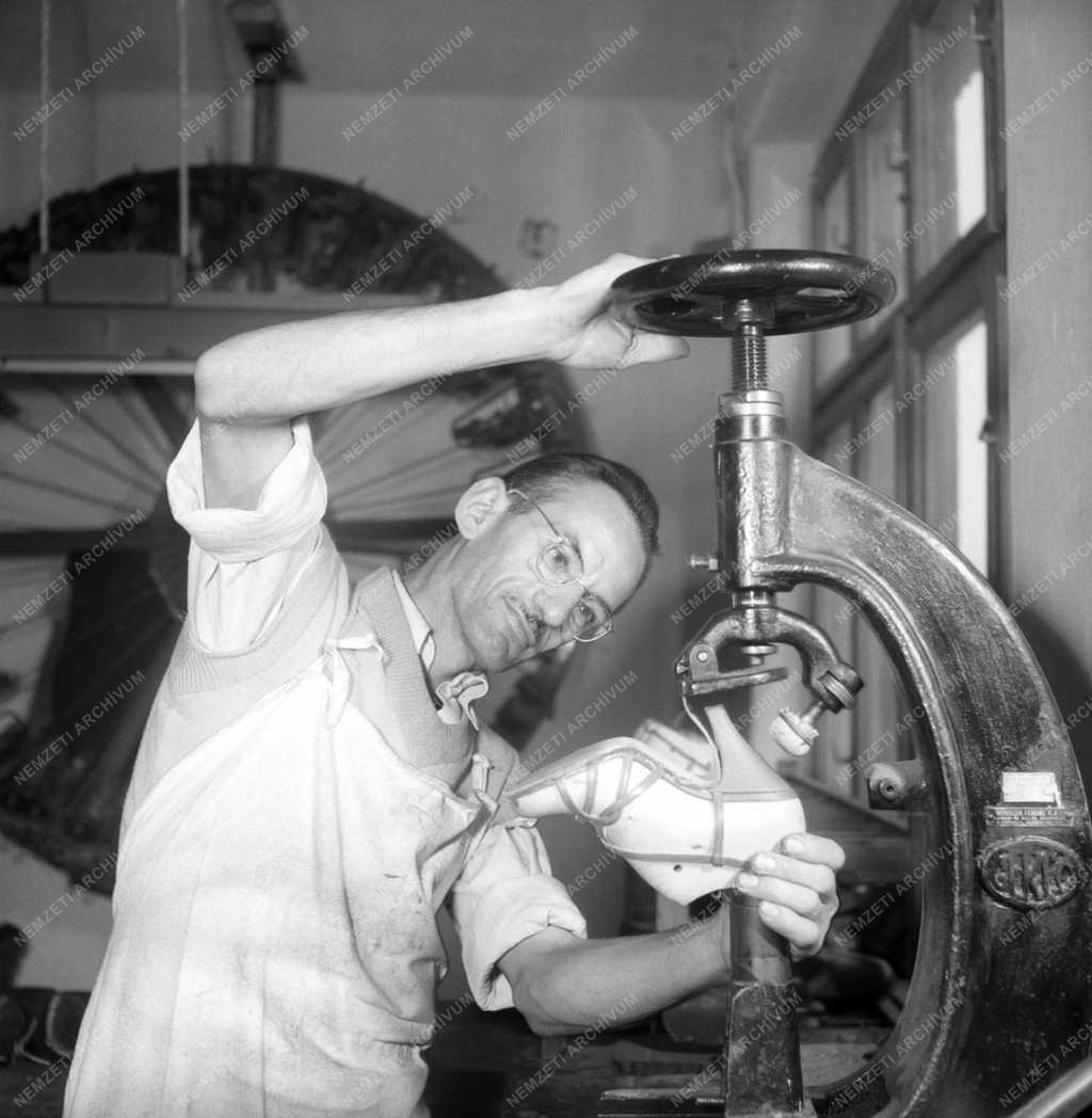 Ipar - Cipőgyártás a Lendület Kisipari Szövetkezetben