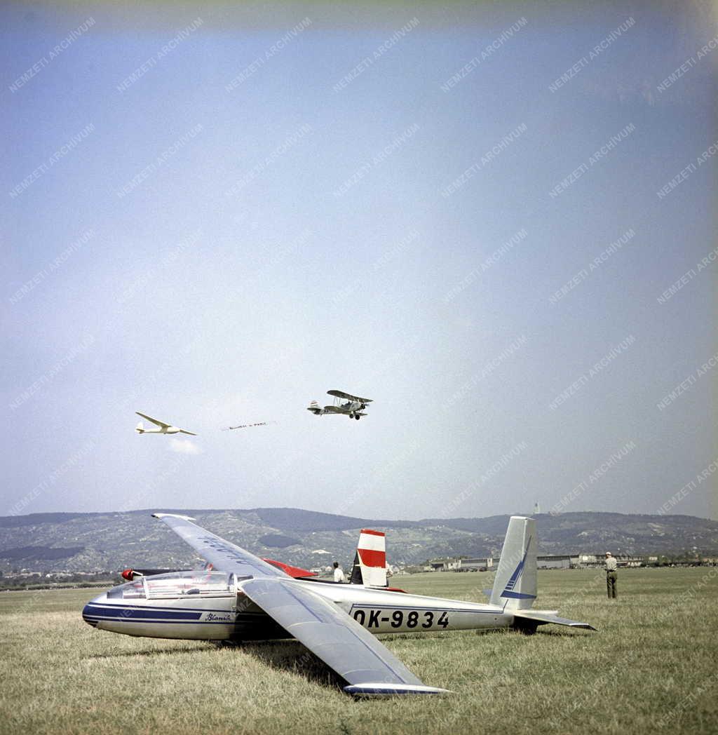 Repülőtéri ünnepség