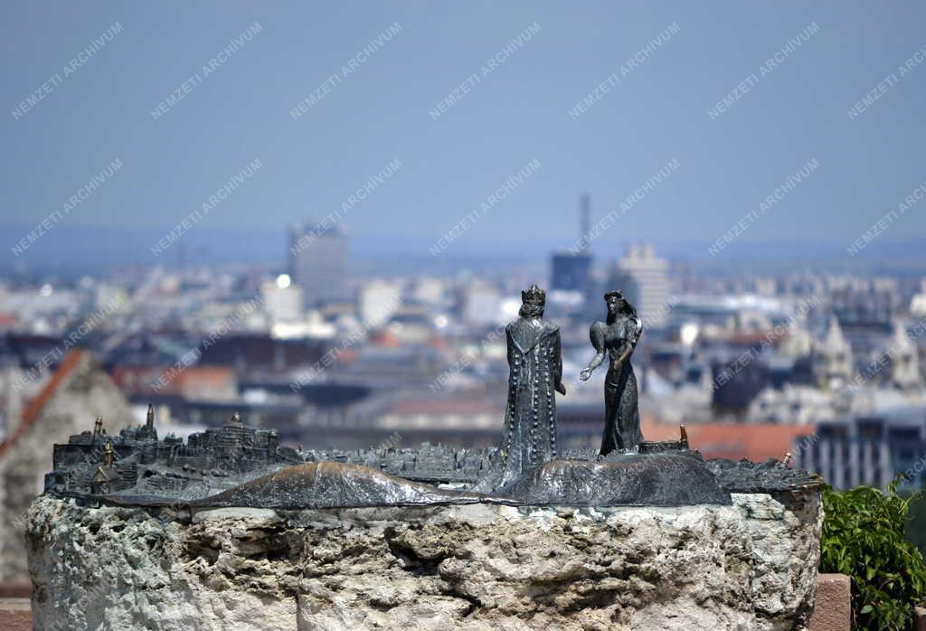 Műalkotás - Budapest - Pest-Buda egyesítése című szobor