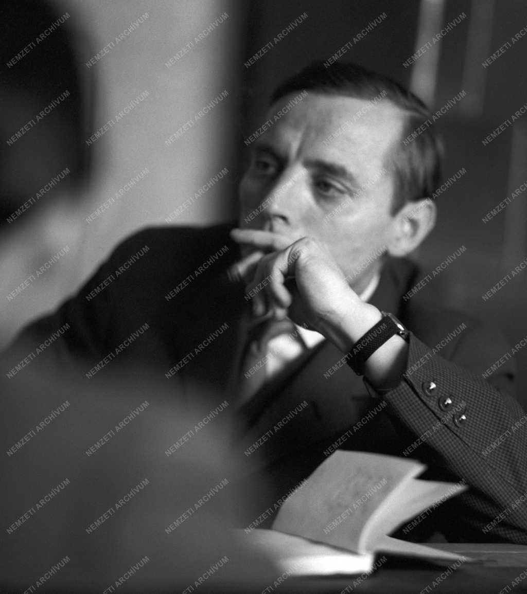 Simon István Kossuth-díjas költő, országgyűlési képviselő, az Írószövetség titkára látogatást tett választókerületében, Veszprém megyében