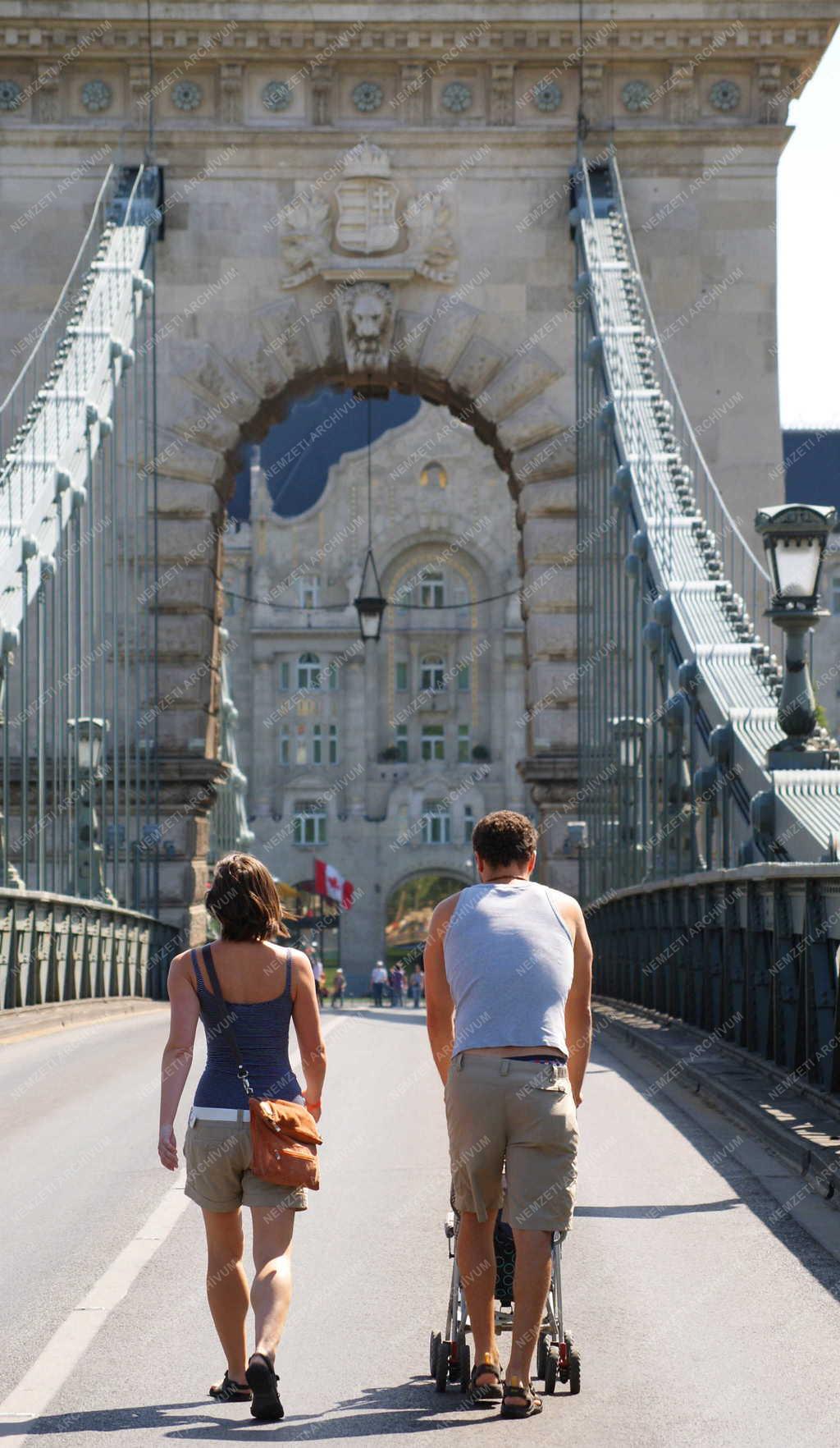 Budapest - Életkép - Gyalogosok a Lánchíd közepén