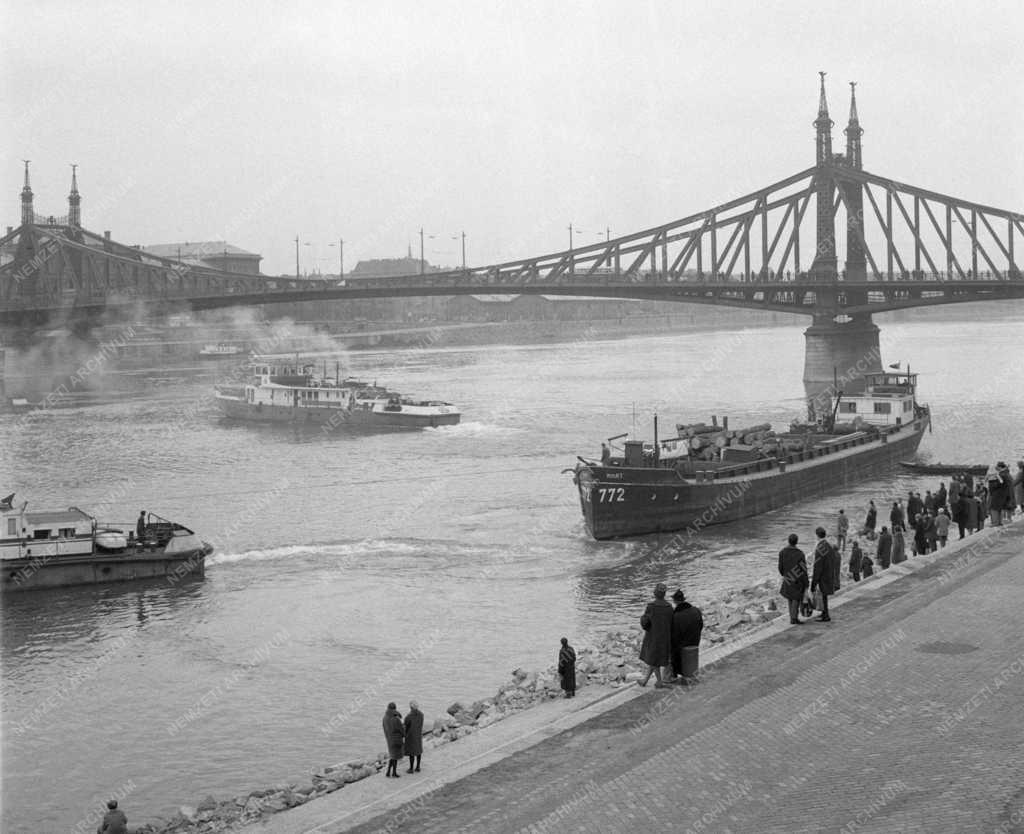 Közlekedés - Baleset - Zátonyra futott egy uszály Budapesten